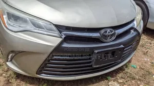 Toyota Camry XLE 4dr Sedan (2.5L 4cyl 6A) 2015 Gold