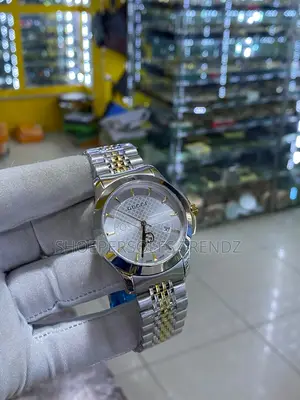 Gucci Two-Tone Chain Watch | Elegant Design & Luxury Style