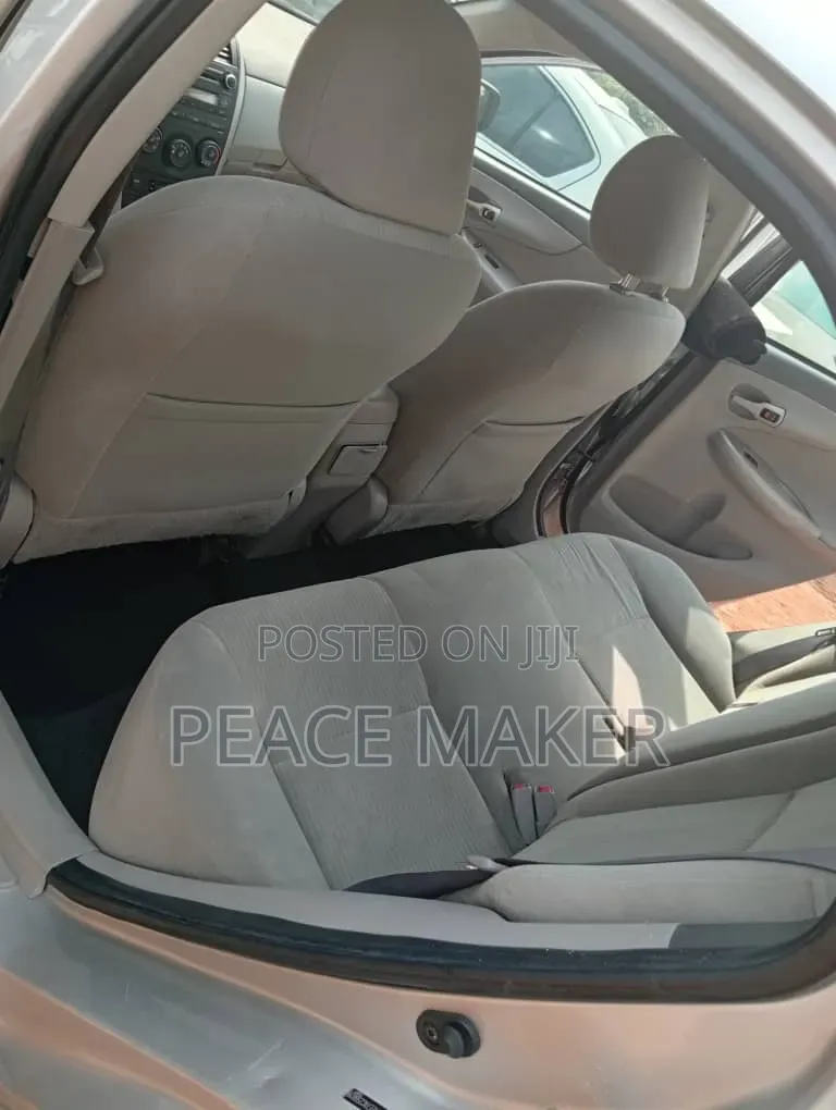 Toyota Corolla 2010 Silver