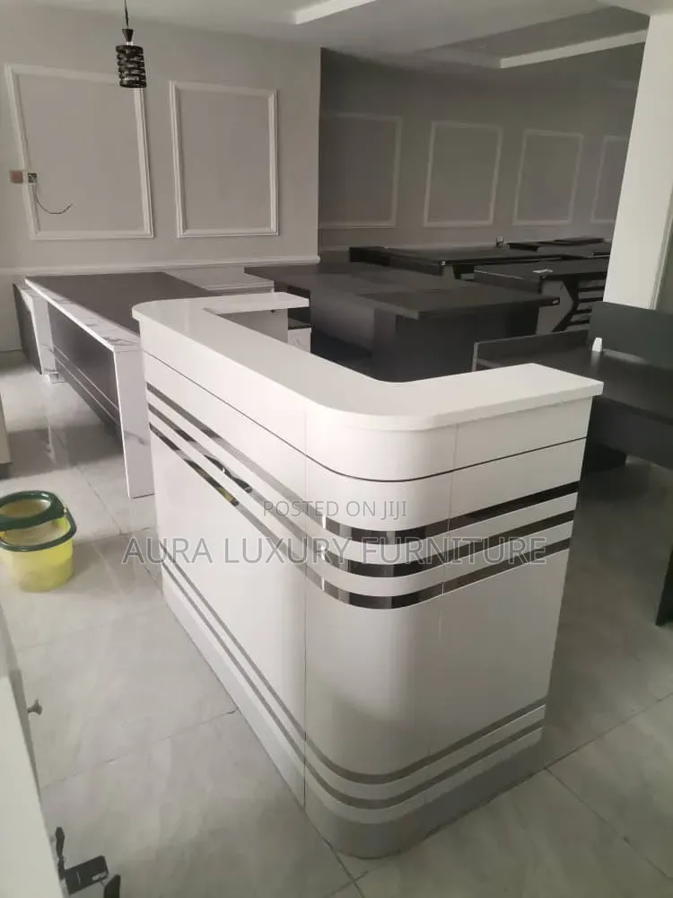 Modern Staff Receptionist Table