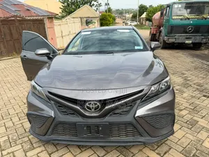 Toyota Camry SE 2021 Brown
