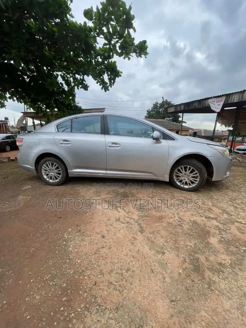 Toyota Avensis 2013 Silver