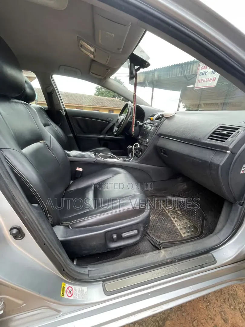 Toyota Avensis 2013 Silver