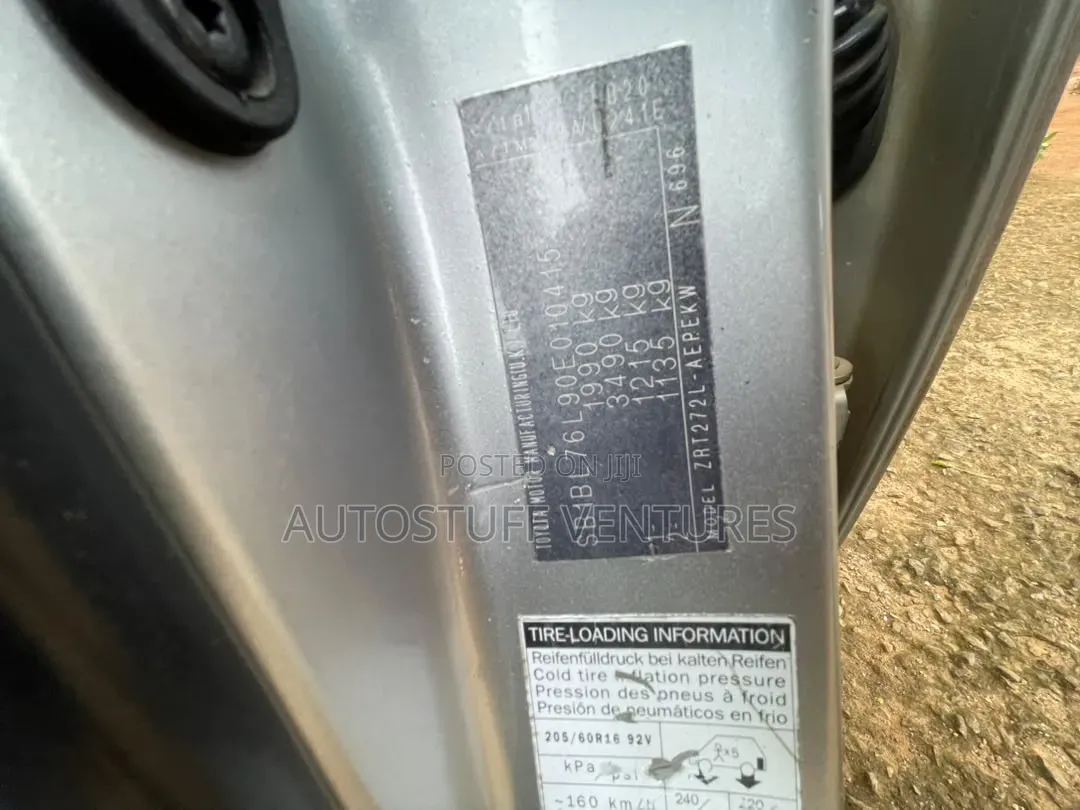 Toyota Avensis 2013 Silver