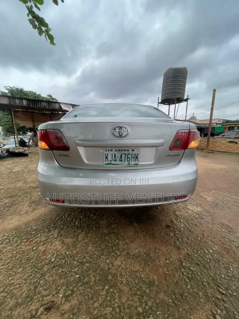Toyota Avensis 2013 Silver