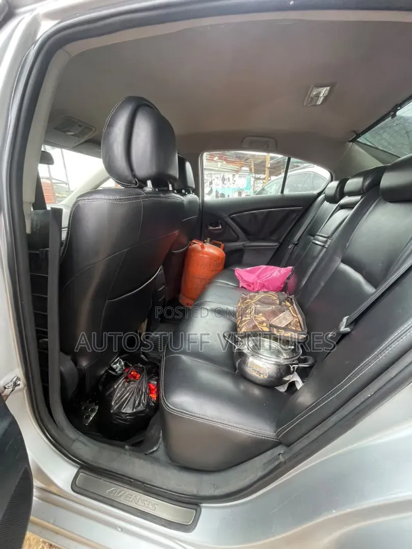 Toyota Avensis 2013 Silver