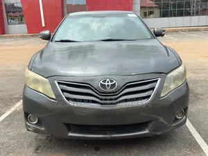 Toyota Camry Base 4dr Sedan (2.5L 4cyl 6M) 2011 Gray