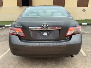 Toyota Camry Base 4dr Sedan (2.5L 4cyl 6M) 2011 Gray