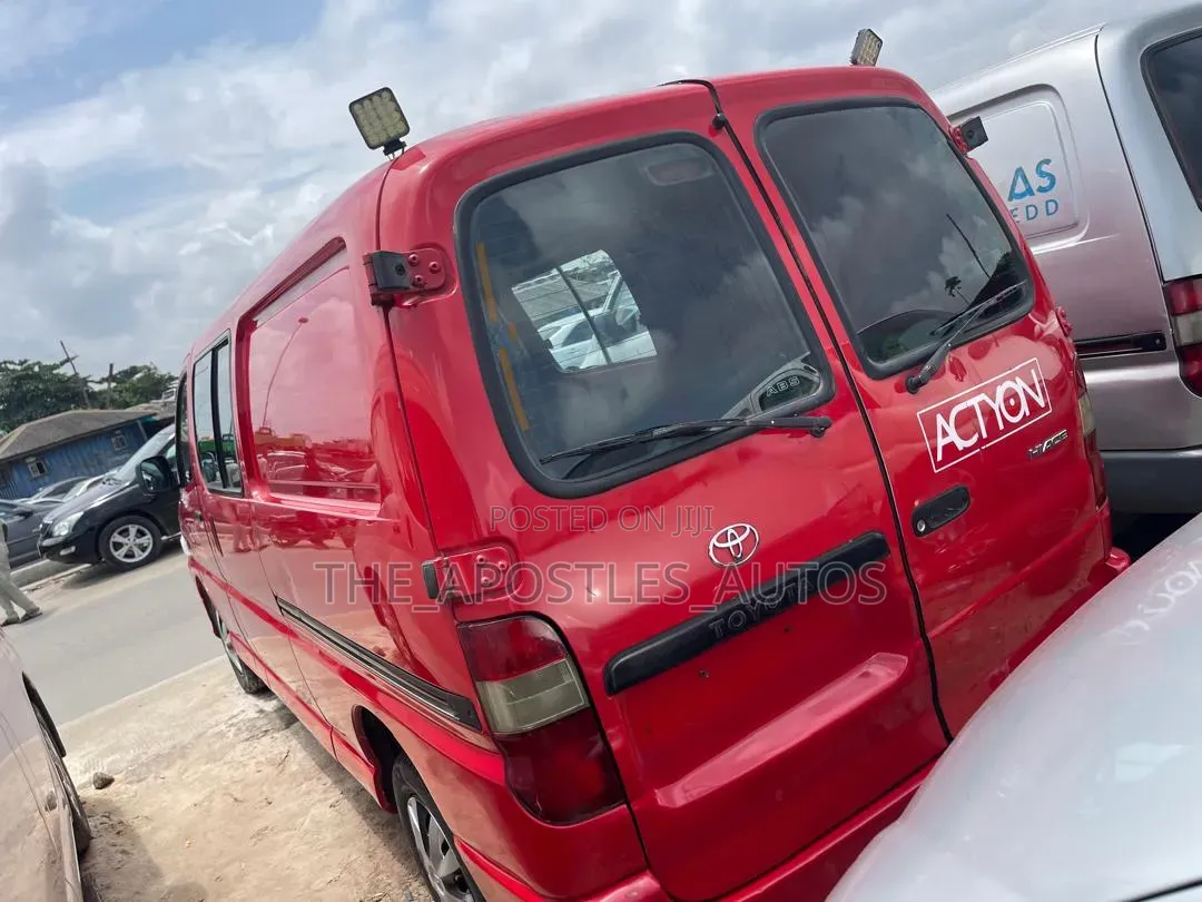 Toyota HiAce 2004 Red