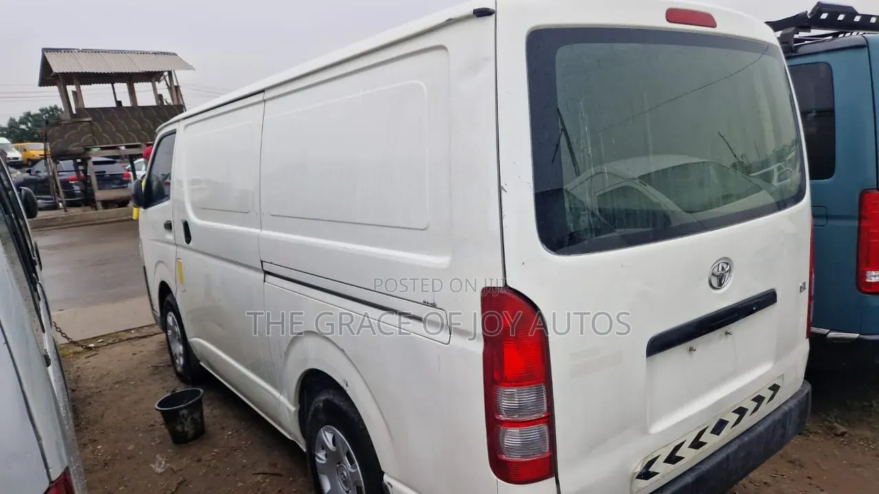 Toyota HiAce 2015 White