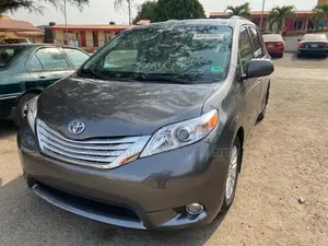 Toyota Sienna XLE 7-Passenger 4dr Minivan AWD (3.5L 6cyl 6A) 2015 Gray
