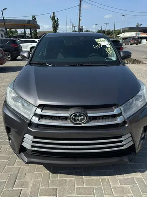 Toyota Highlander LE 4x4 V6 (3.5L 6cyl 8A) 2018 Gray