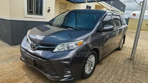 Toyota Sienna XLE 7 Passenger Auto Access Seat (3.5L 6cyl 6A) 2016 Gray