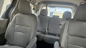Toyota Sienna XLE 7 Passenger Auto Access Seat (3.5L 6cyl 6A) 2016 Gray