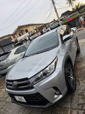 Toyota Highlander SE 4x4 V6 (3.5L 6cyl 8A) 2017 Silver