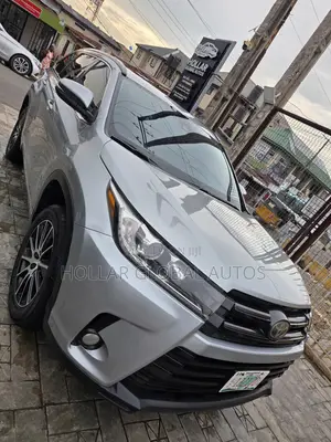 Toyota Highlander SE 4x4 V6 (3.5L 6cyl 8A) 2017 Silver
