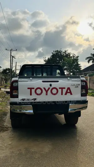 Toyota Hilux Revo Double Cab Petrol 2.7 AWD 2021 White