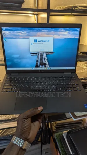 Laptop Dell Latitude 3520 8GB Intel Core i7 SSD 256GB