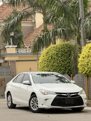 Toyota Camry LE 4dr Sedan (2.5L 4cyl 6A) 2016 White