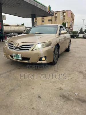 Toyota Camry LE 4dr Sedan (2.5L 4cyl 6AM) 2010 Gold