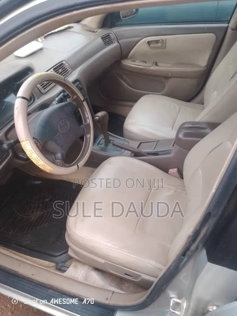 Toyota Camry 2000 Gold