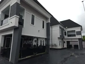 5bdrm Duplex in Warri for sale