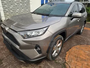 Toyota RAV4 XLE 2021 Gray