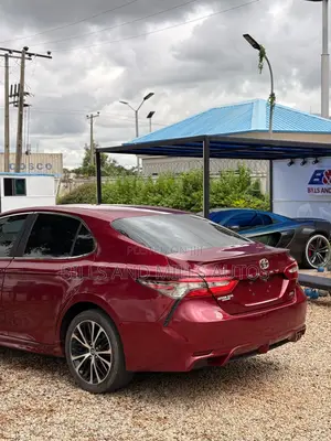 Toyota Camry SE FWD (2.5L 4cyl 8AM) 2018 Red