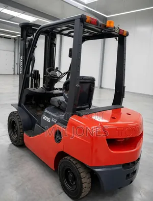 > Nigerian Used 2.5T Toyota Forklift 3-Stage Mast Side Shift