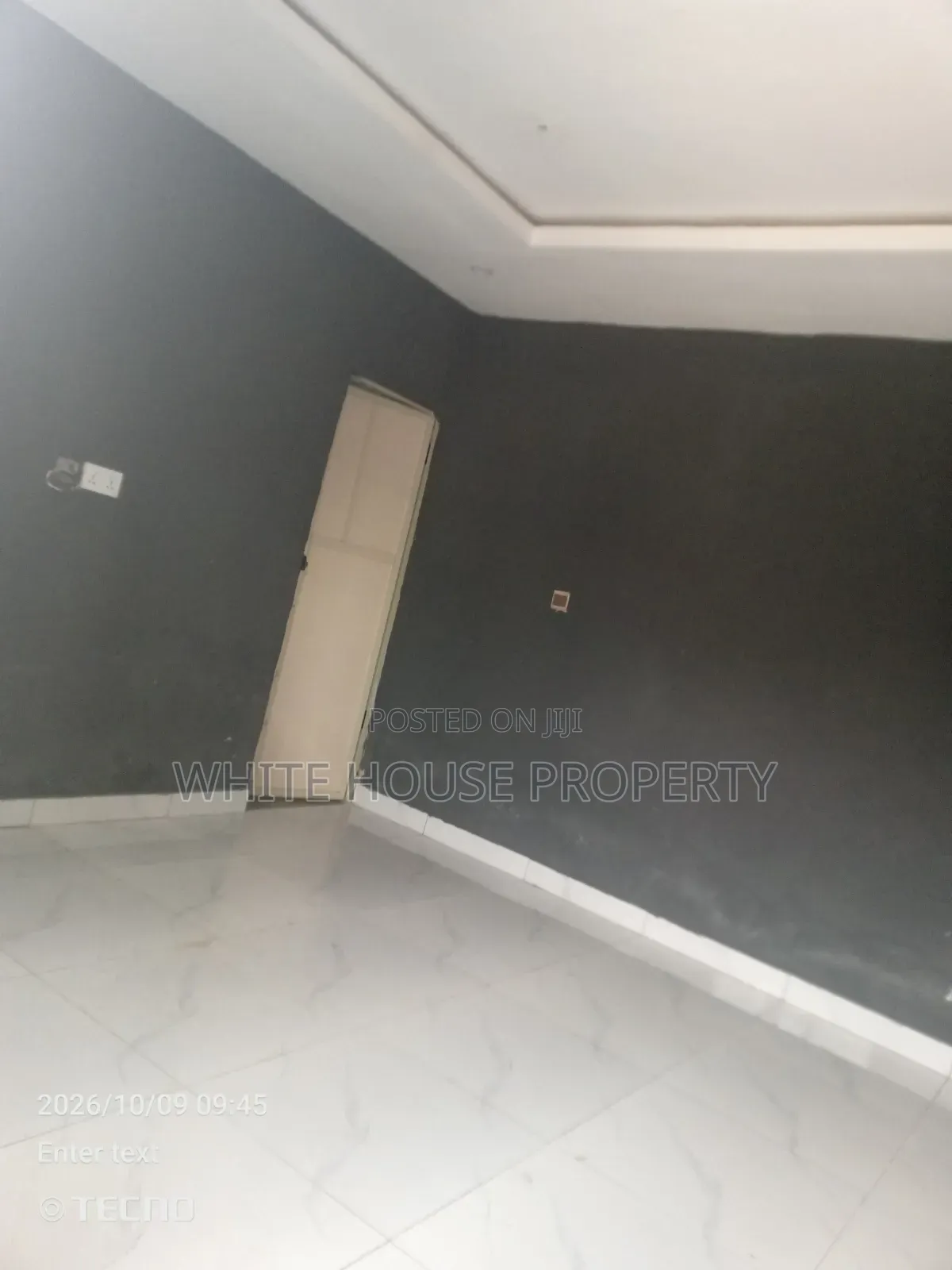 Spacious Room Self