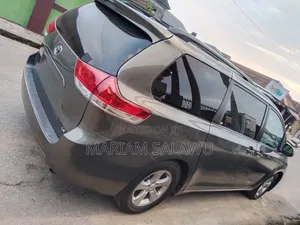 Toyota Sienna LE 2026 Gray
