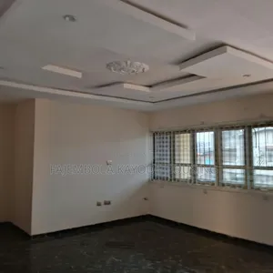 3bdrm Block of Flats in Abayomi Close, Iwo Road for rent