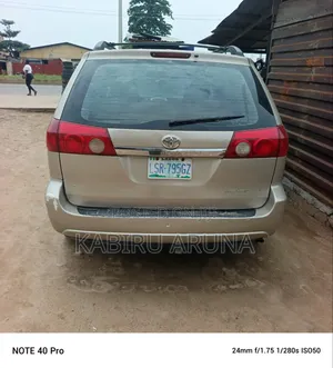 Toyota Sienna 2006 Gold