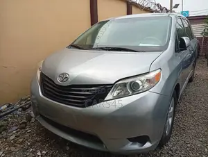 Toyota Sienna 2012 Silver