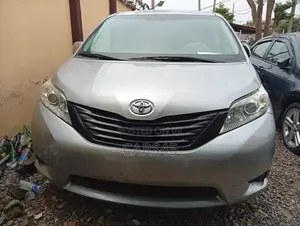 Toyota Sienna 2012 Silver