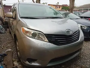 Toyota Sienna 2012 Silver