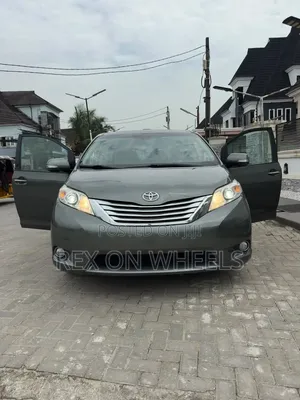 Toyota Sienna Limited 7-Passenger 4dr Minivan AWD (3.5L 6cyl 6A) 2014