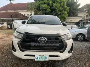 Toyota Hilux 2025 White