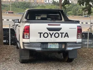 Toyota Hilux 2025 White