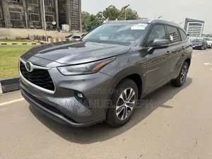 Toyota Highlander XLE 2022 Gray
