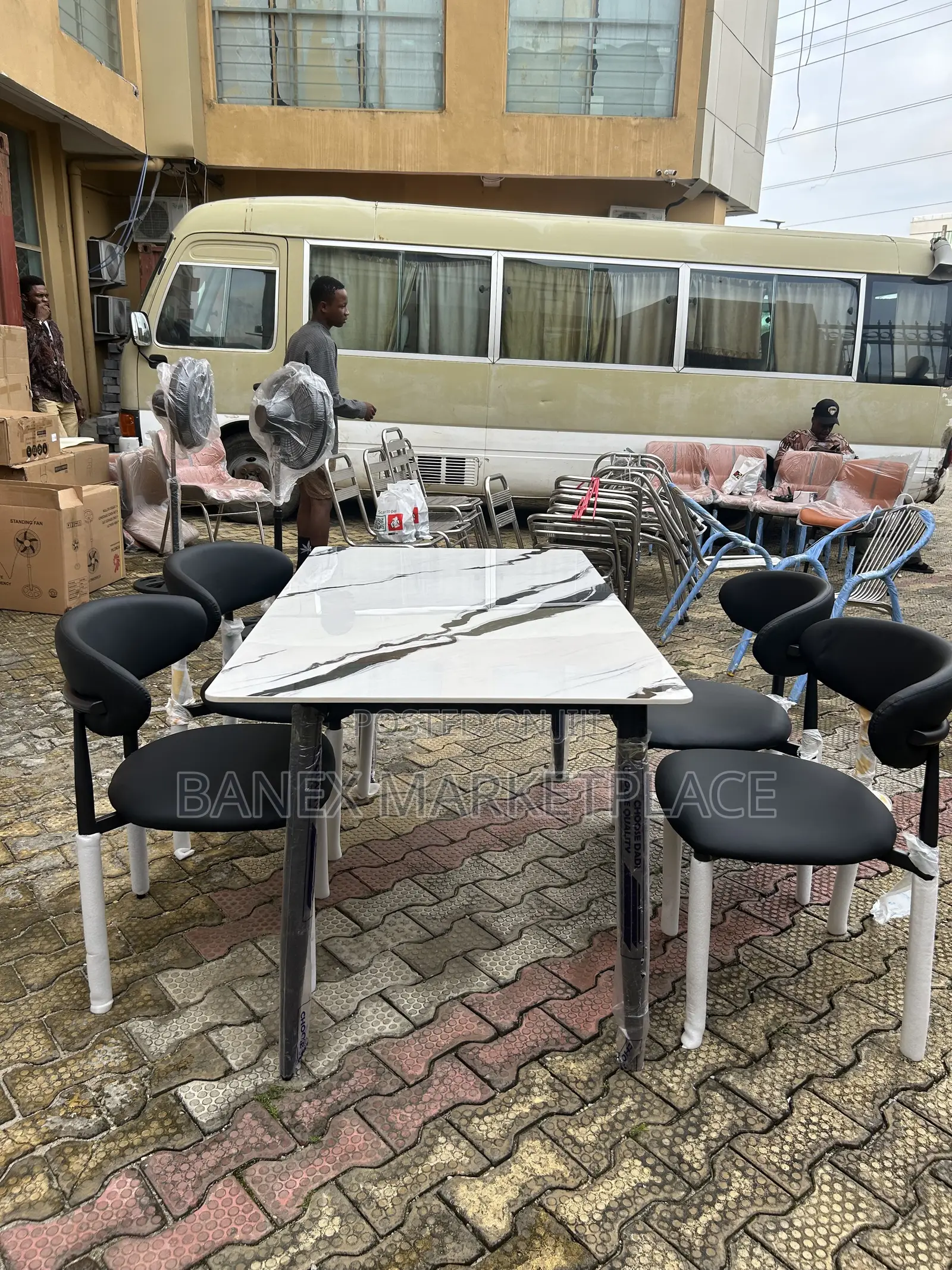 4 Seater Dinning Set Available