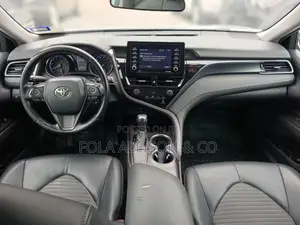 Toyota Camry SE 2021 Silver