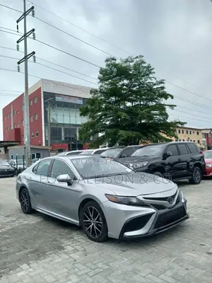 Toyota Camry SE 2021 Silver