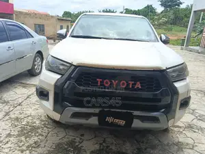 Toyota Hilux 2010 White