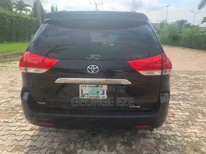 Toyota Sienna 2011 Black