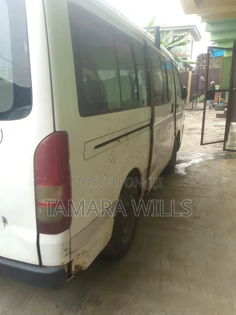 Bus 2006 White