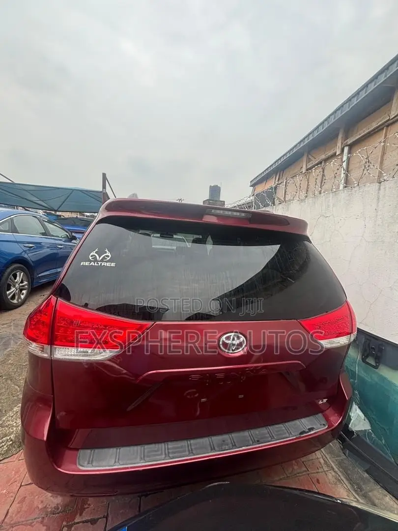 Toyota Sienna LE 8 Passenger 2011 Red