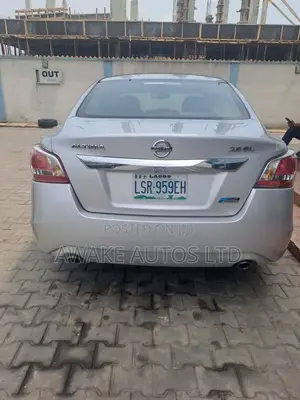 Nissan Altima 2.5 4dr Sedan (2.5L 4cyl CVT) 2015 Silver