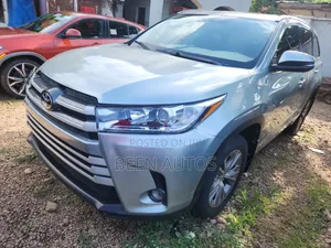 Toyota Highlander XLE 4dr SUV AWD (3.5L 6cyl 6A) 2014 Silver