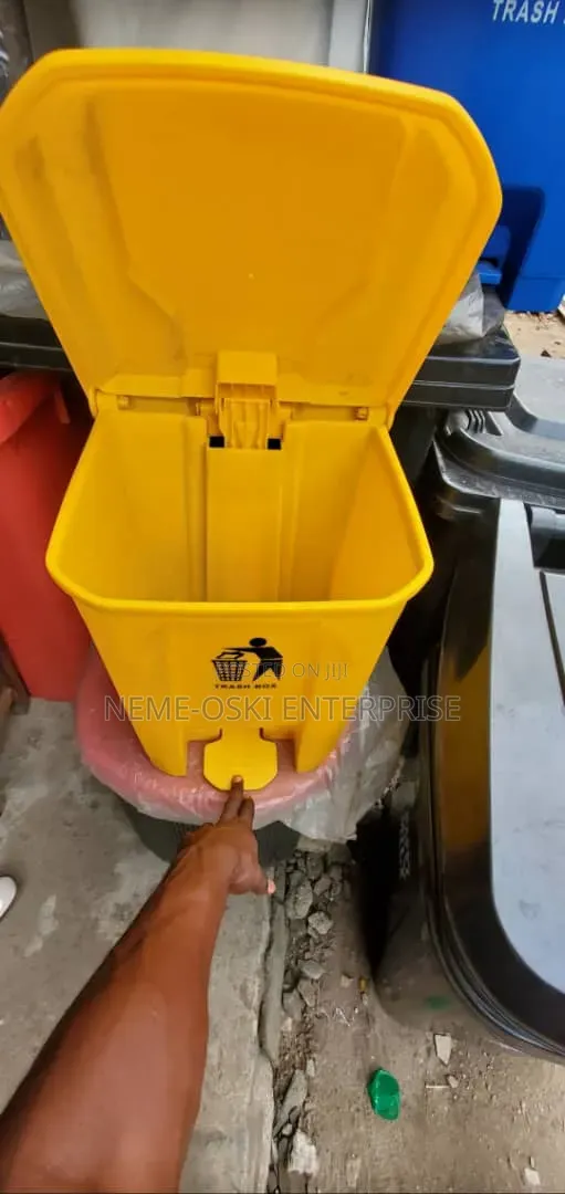 Pedal Trash Bin / Medical Waste Bin